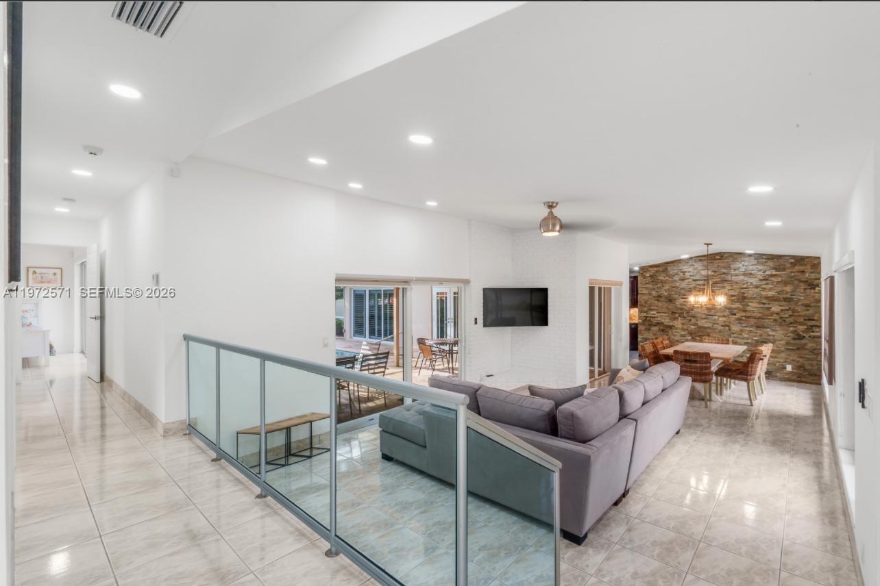 HOLLYWOOD HILLS - Residential