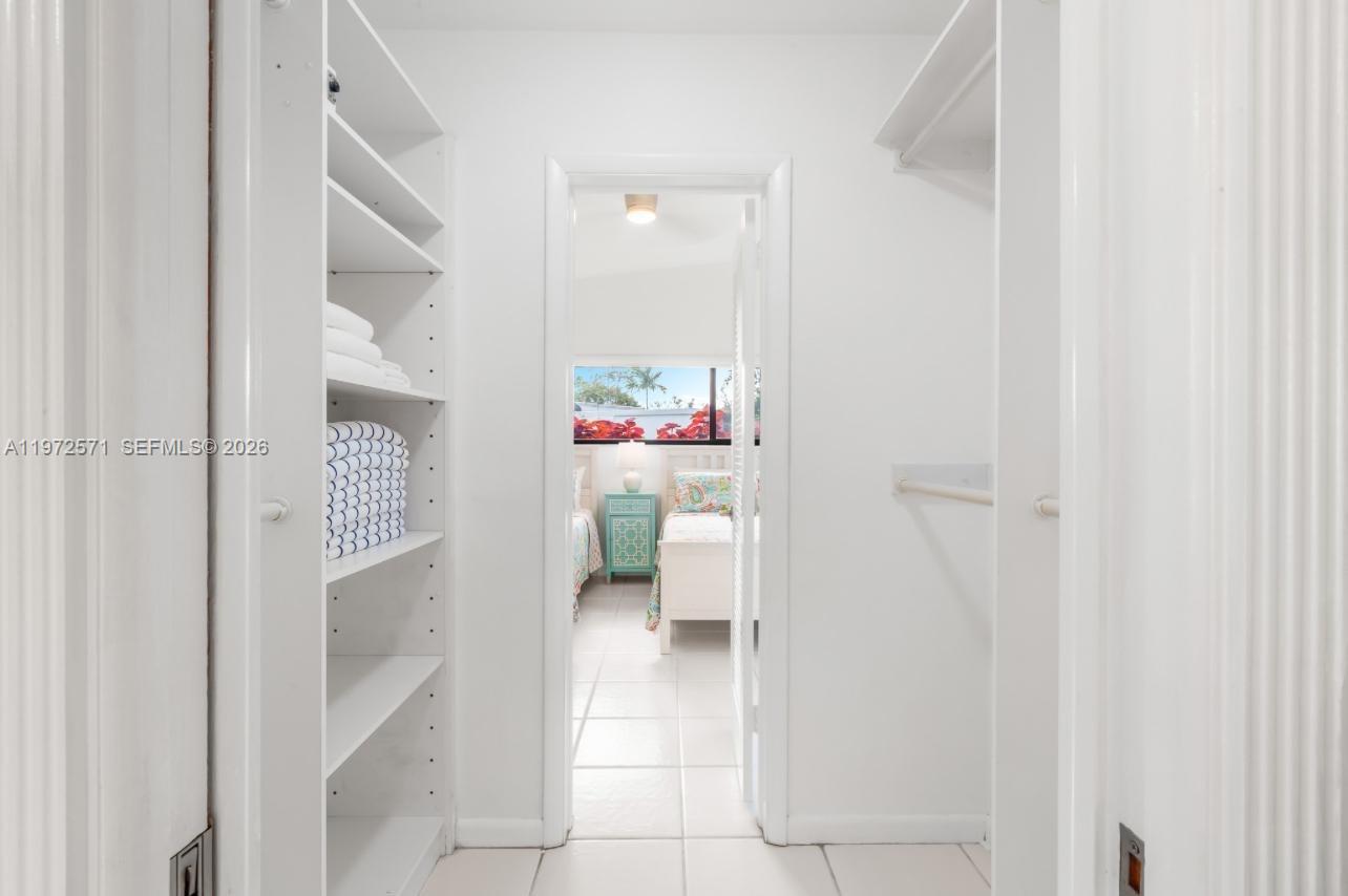 HOLLYWOOD HILLS - Residential