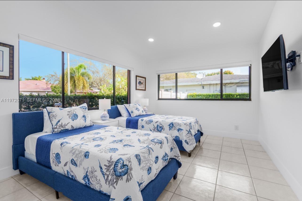 HOLLYWOOD HILLS - Residential