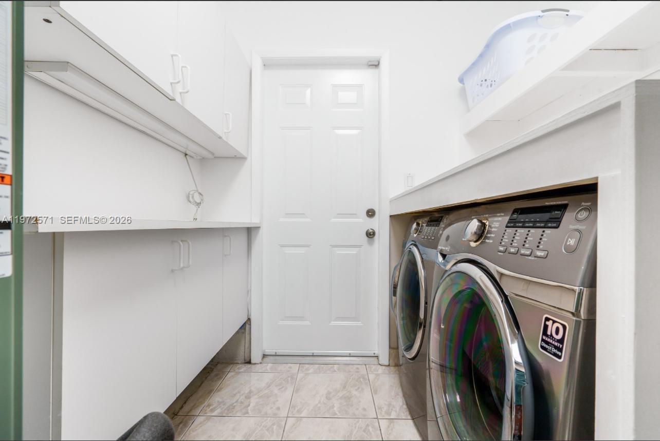 HOLLYWOOD HILLS - Residential