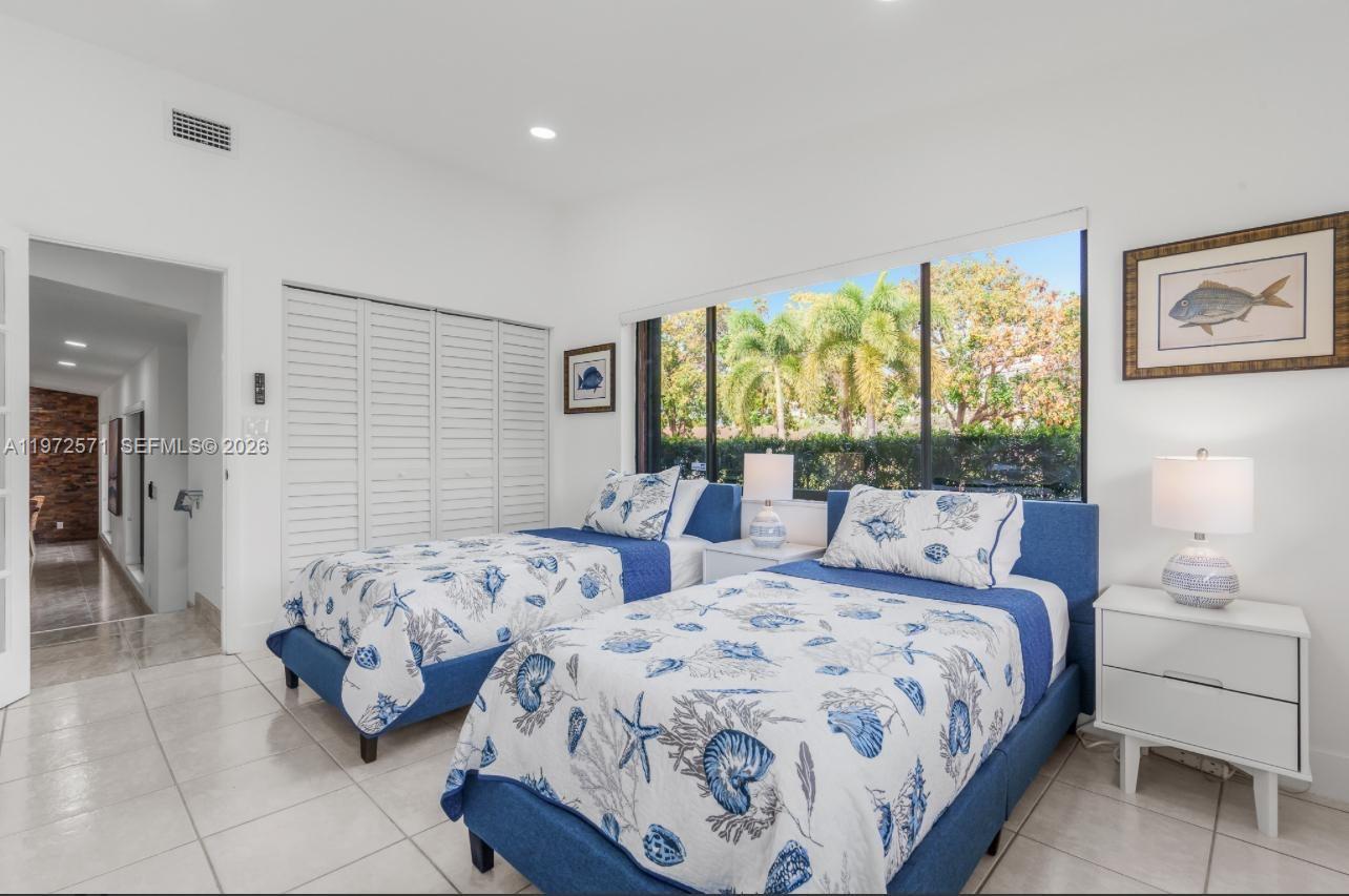 HOLLYWOOD HILLS - Residential