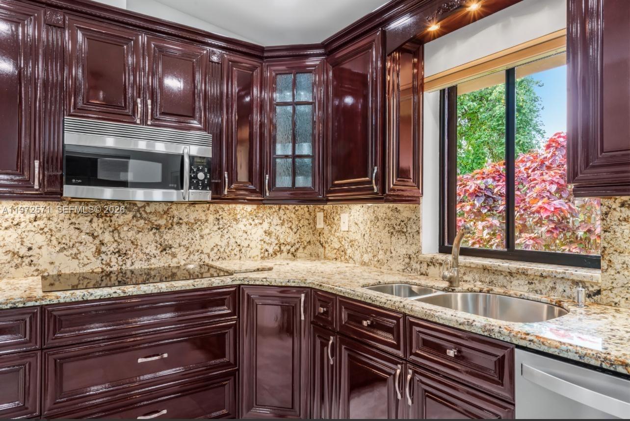 HOLLYWOOD HILLS - Residential