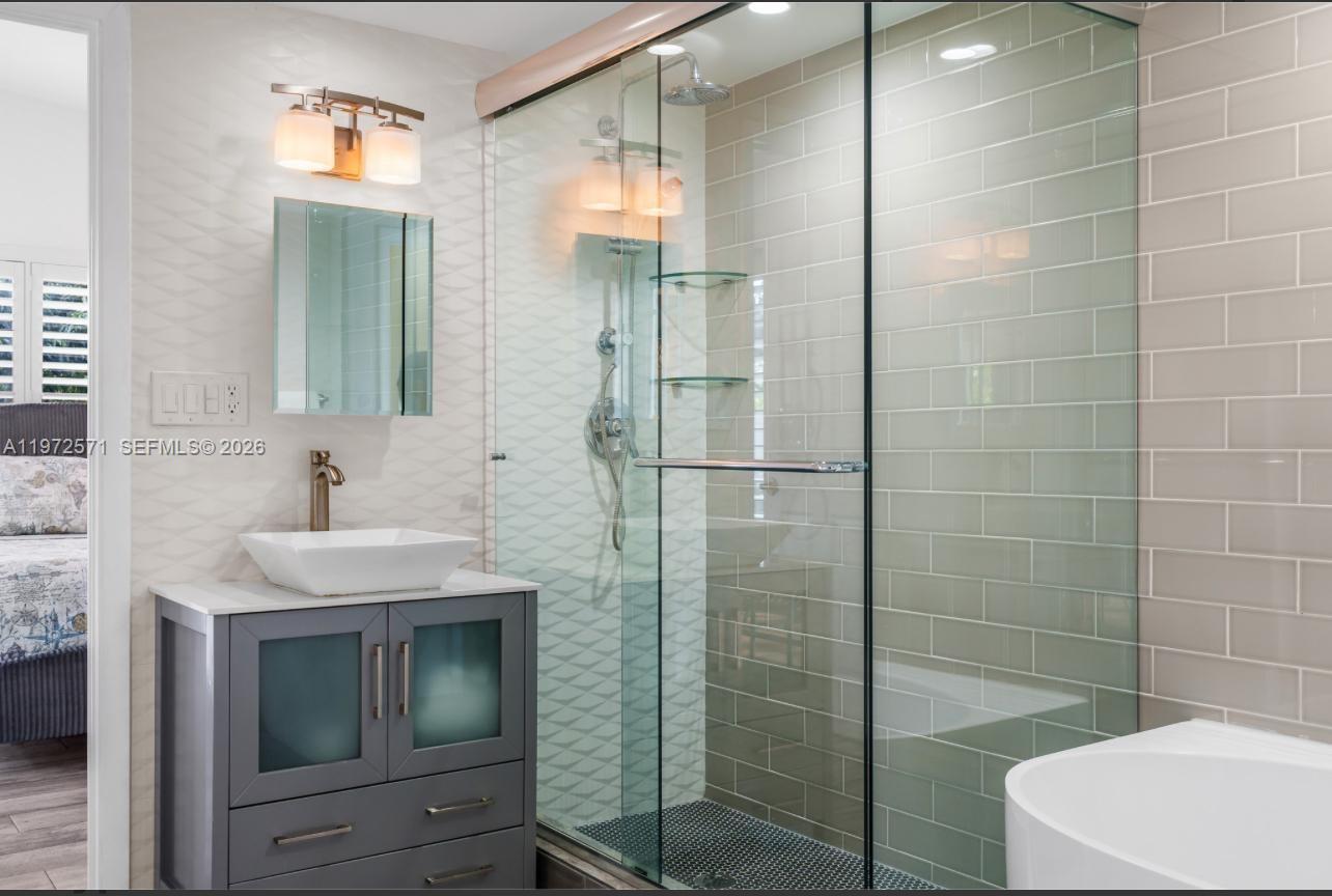 HOLLYWOOD HILLS - Residential