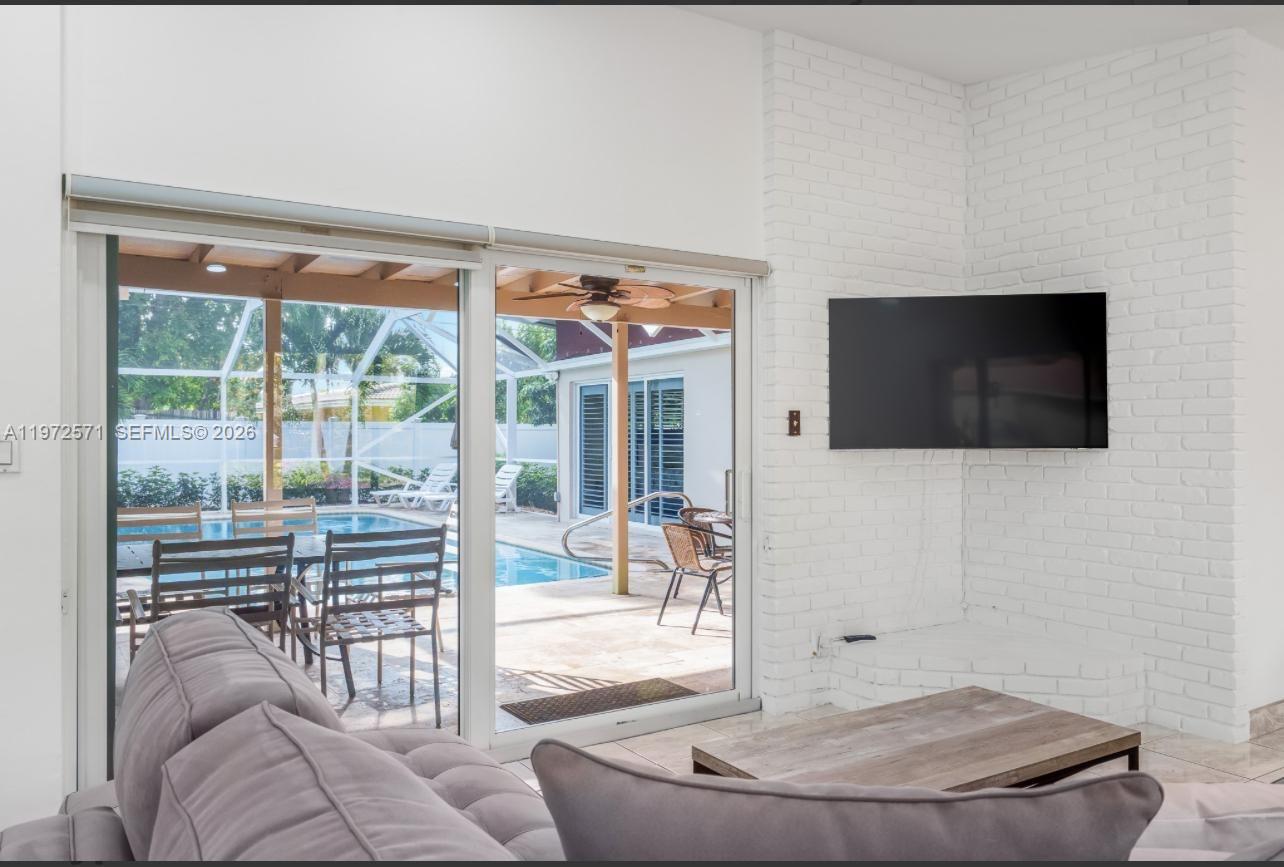 HOLLYWOOD HILLS - Residential