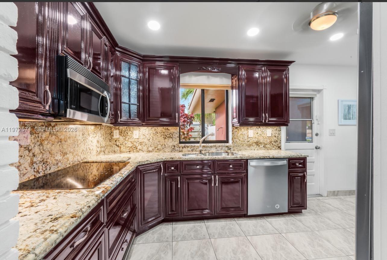 HOLLYWOOD HILLS - Residential