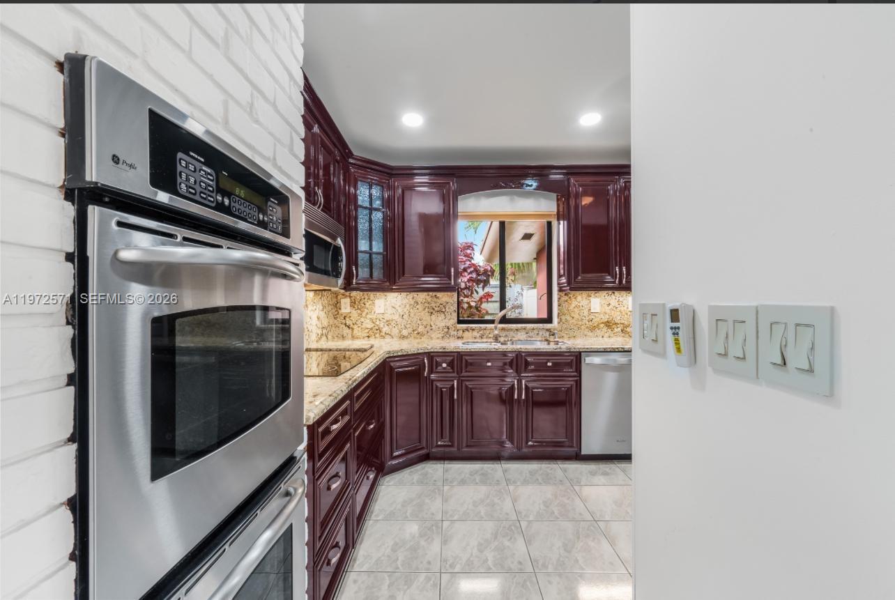 HOLLYWOOD HILLS - Residential