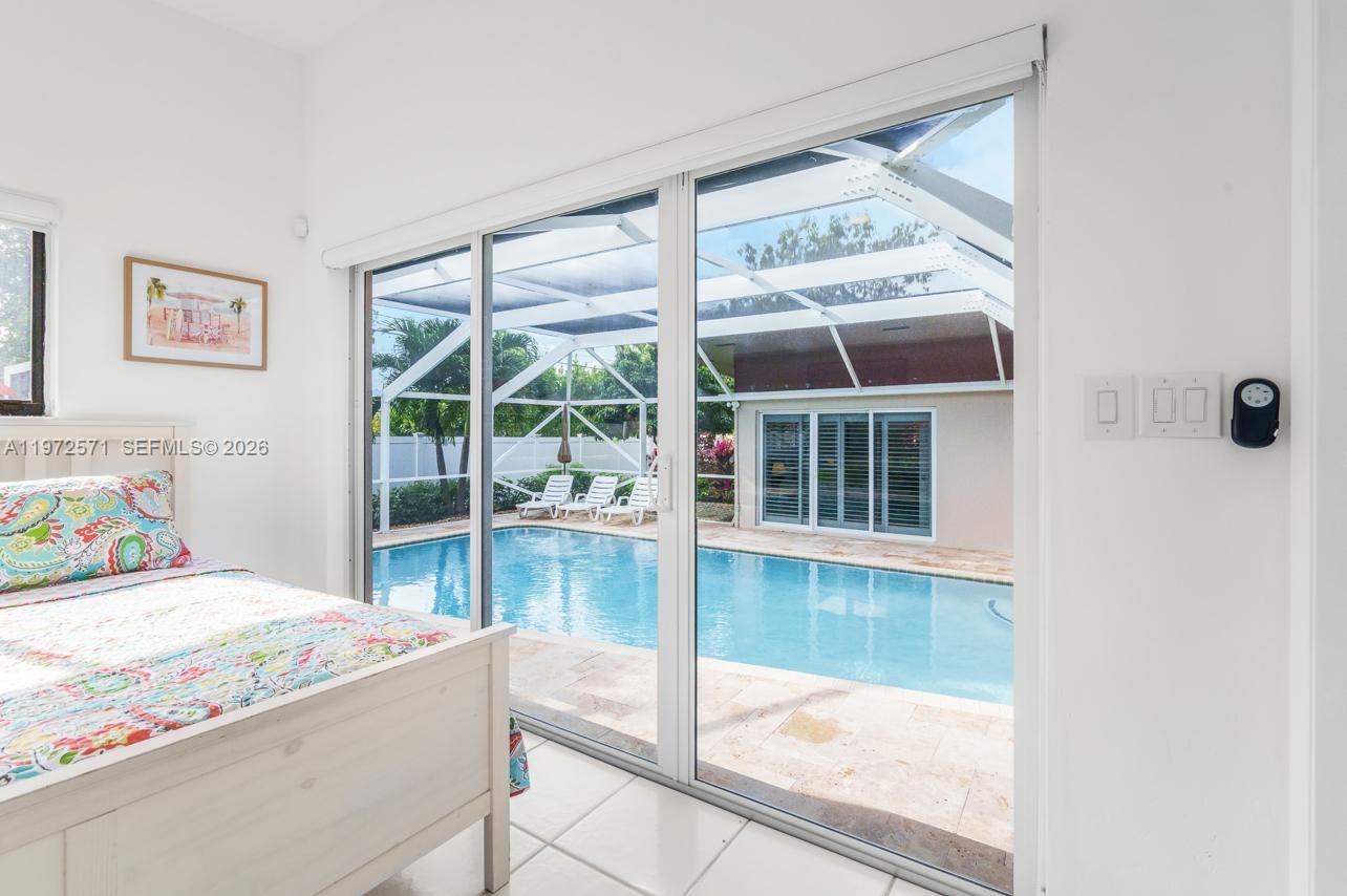 HOLLYWOOD HILLS - Residential