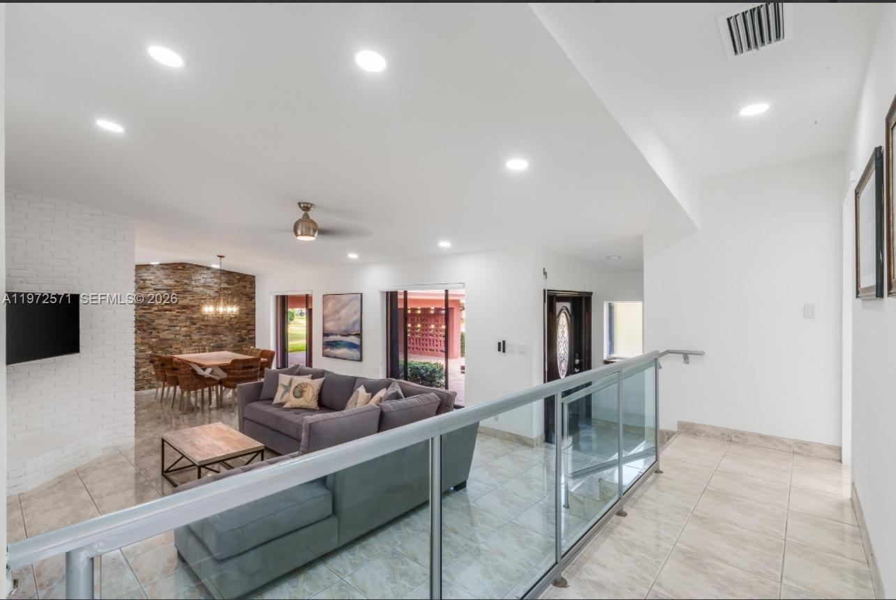 HOLLYWOOD HILLS - Residential