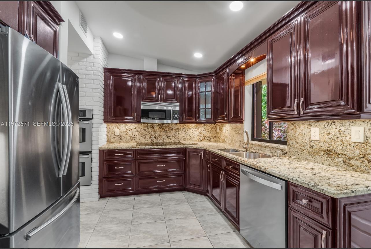 HOLLYWOOD HILLS - Residential