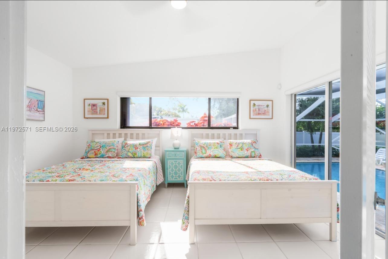 HOLLYWOOD HILLS - Residential