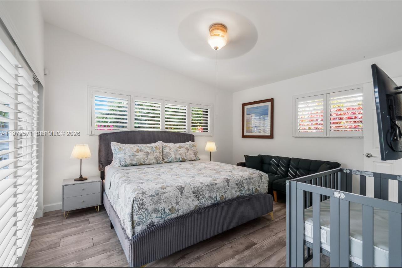 HOLLYWOOD HILLS - Residential