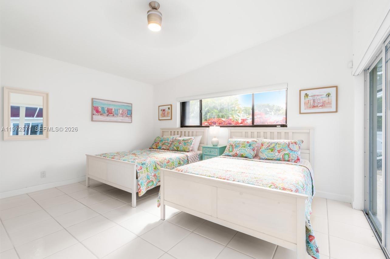 HOLLYWOOD HILLS - Residential