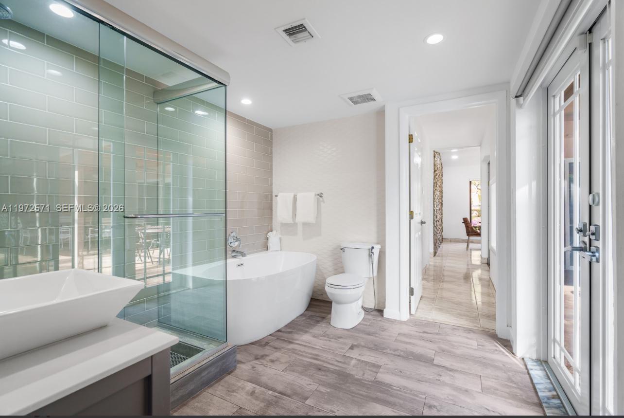 HOLLYWOOD HILLS - Residential