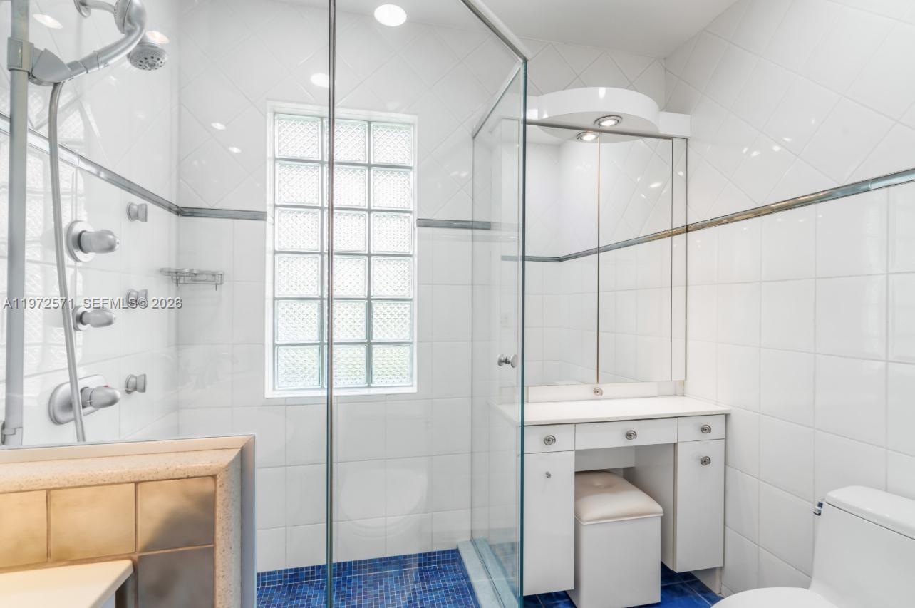 HOLLYWOOD HILLS - Residential