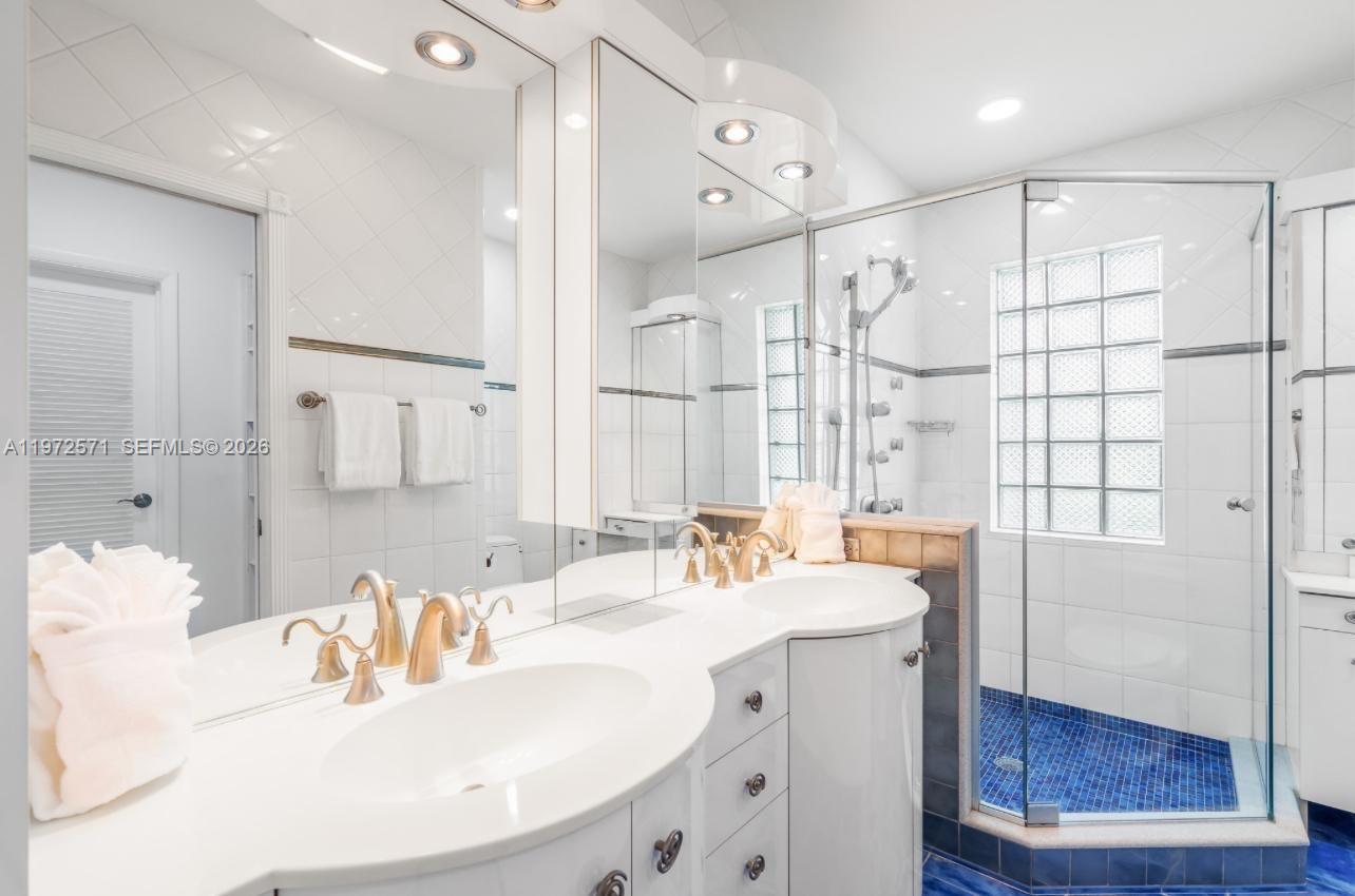 HOLLYWOOD HILLS - Residential