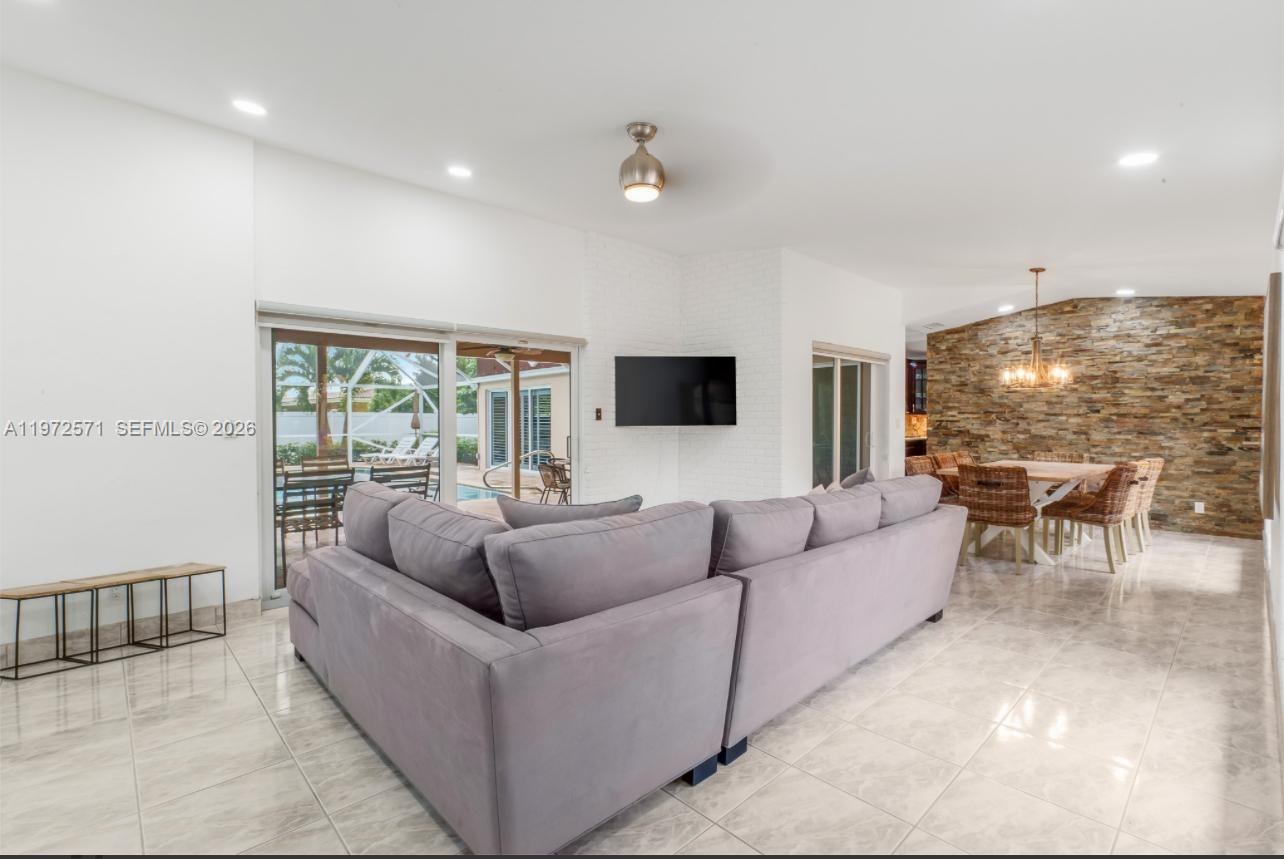 HOLLYWOOD HILLS - Residential