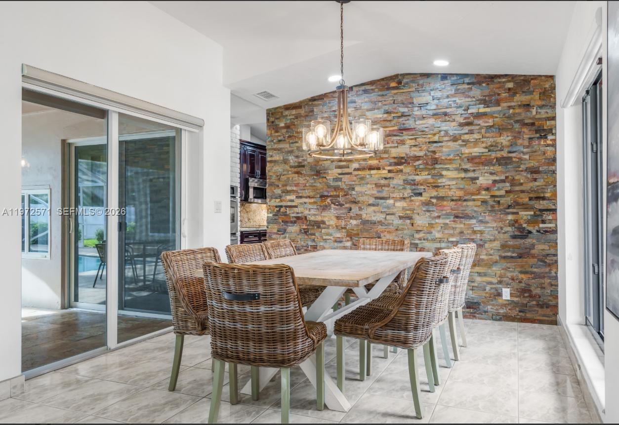 HOLLYWOOD HILLS - Residential