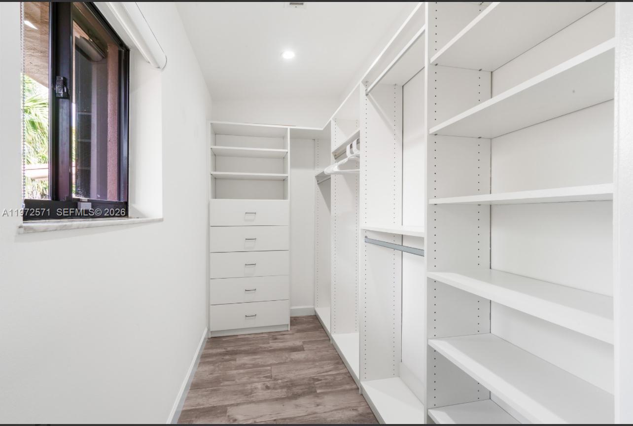 HOLLYWOOD HILLS - Residential