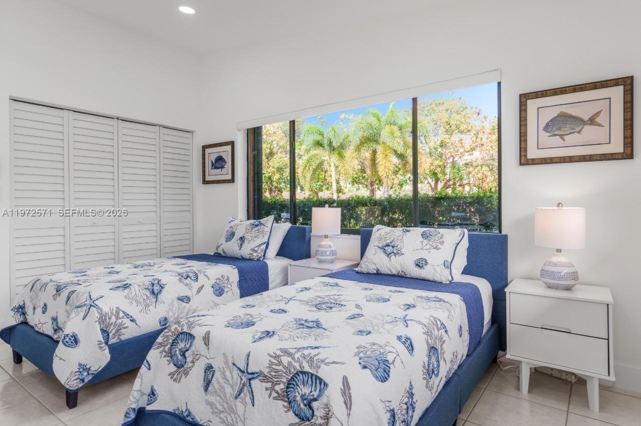 HOLLYWOOD HILLS - Residential