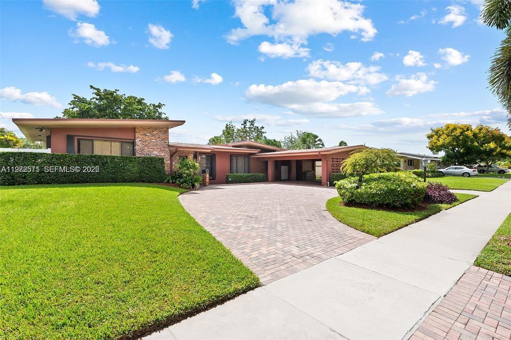 Photo of 811 N Highland Dr, Hollywood, FL 33021 (MLS # A11972571)