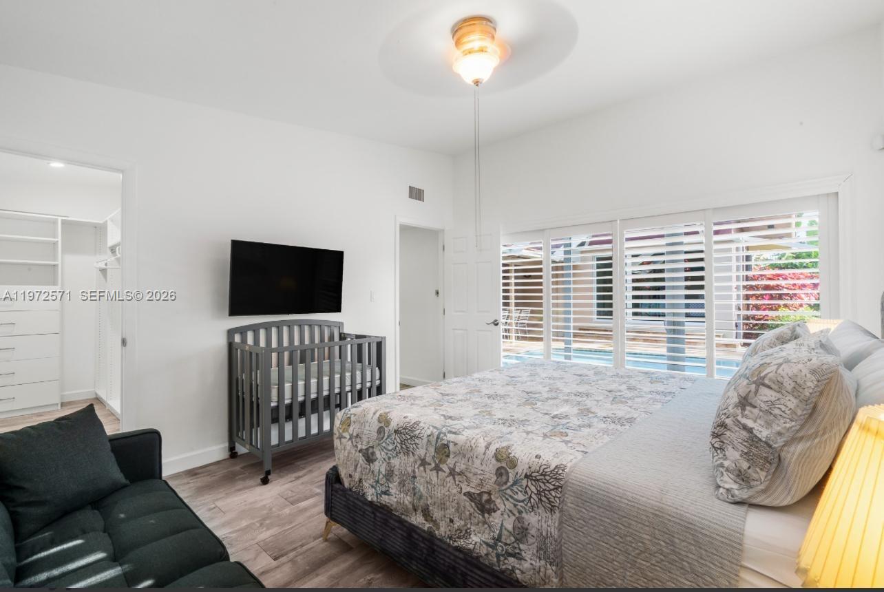 HOLLYWOOD HILLS - Residential