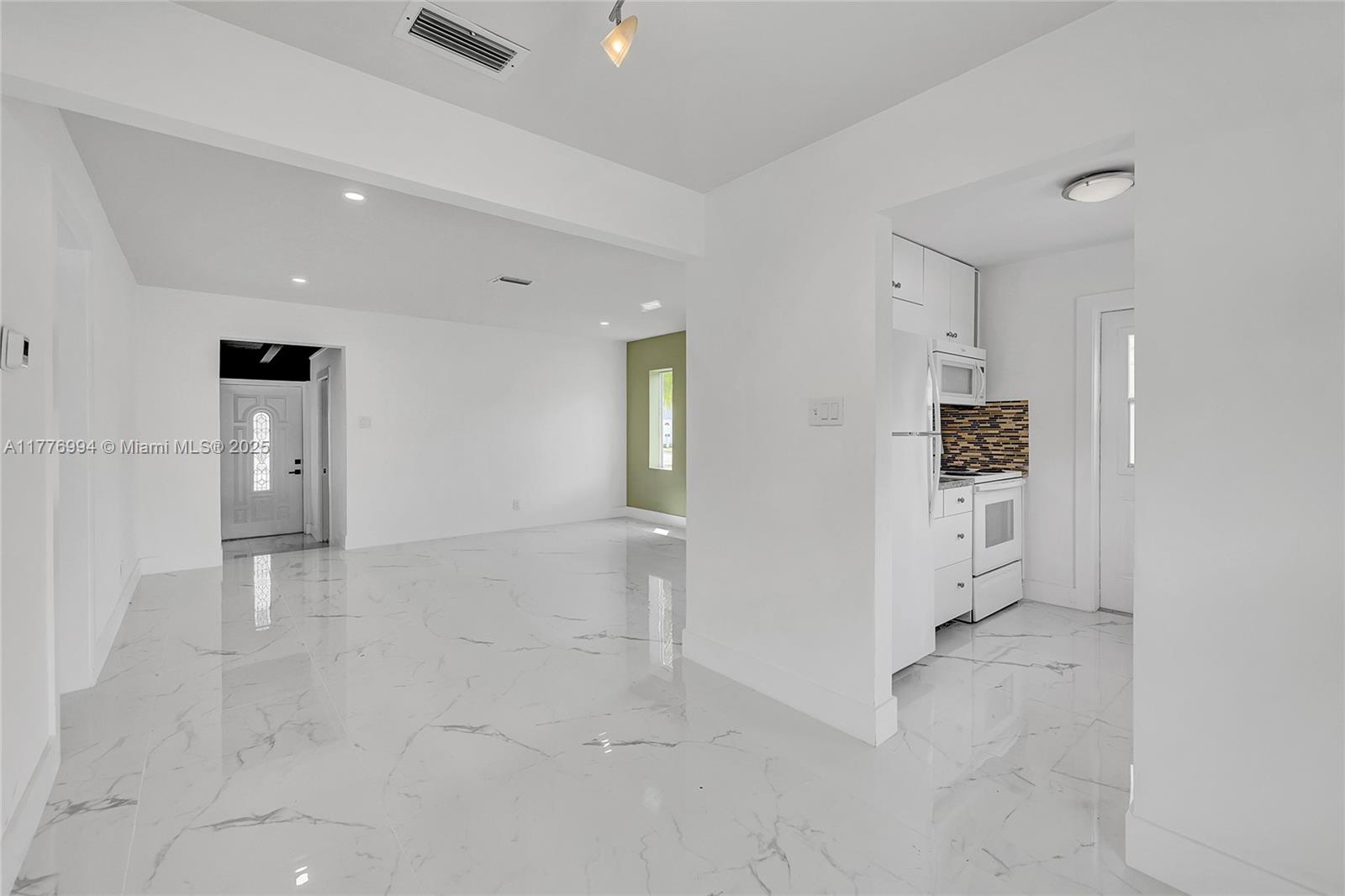 Hot Investment Opportunity Fully Remodeled Duplex with 11% Potential Airbnb Return
Don't miss out on this incredible chance to own a profitable Airbnb property! This stunning duplex has been completely renovated, boasting a 2 year roof and plumbing system. Located in a prime area, this duplex promises both a lucrative return on investment and a wonderful place to host guests.
Key Features Fully remodeled duplex with modern upgrades and stylish finishes
Prime location that attracts high-demand Airbnb guests