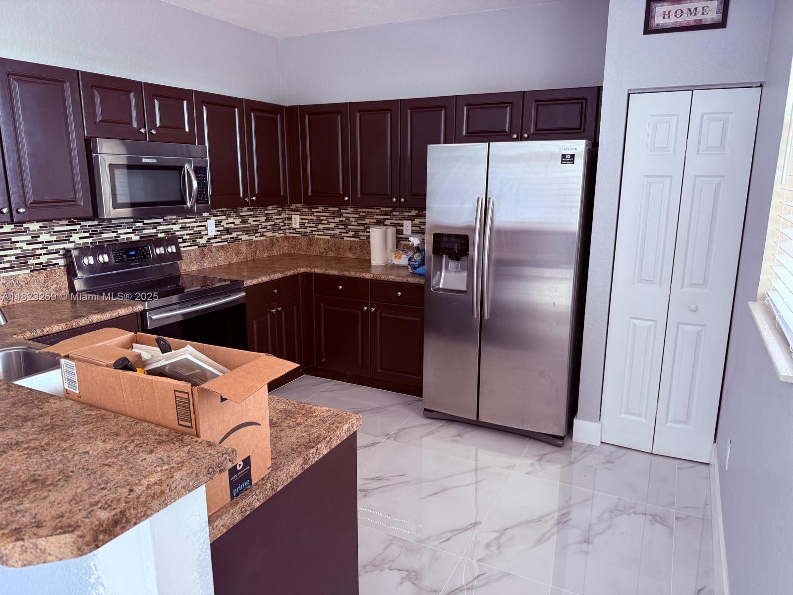 BAYWINDS OF GALAPAGOS - Residential