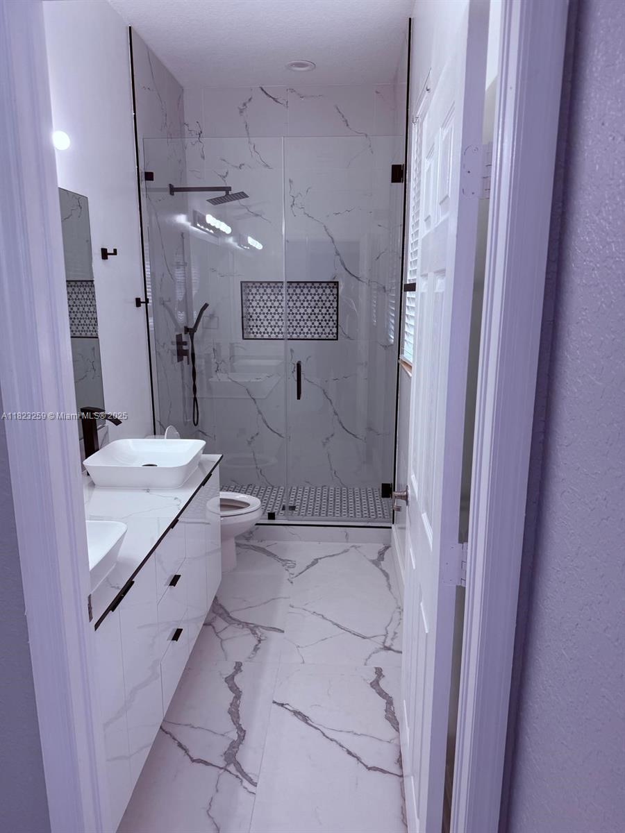 BAYWINDS OF GALAPAGOS - Residential