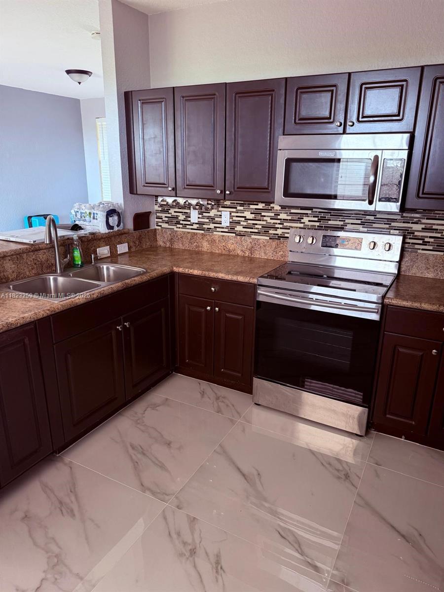 BAYWINDS OF GALAPAGOS - Residential