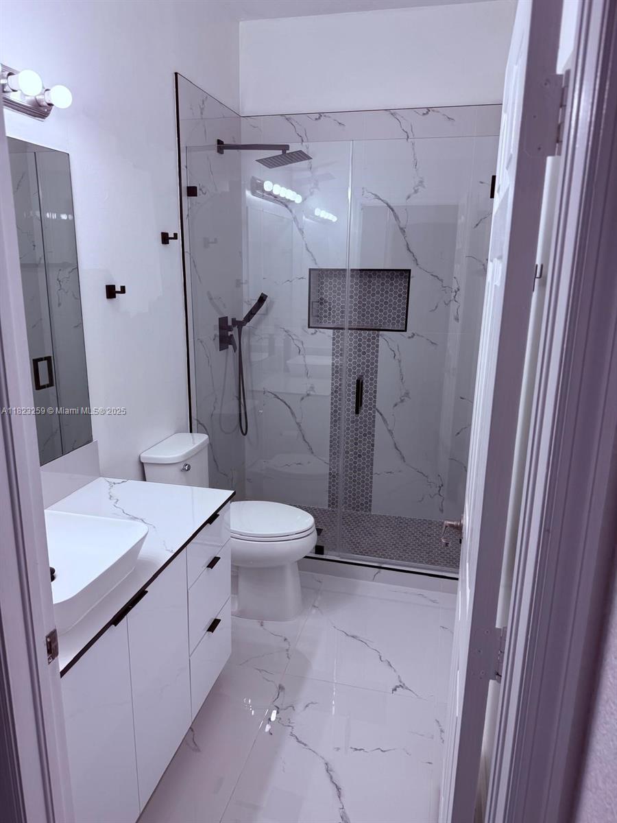 BAYWINDS OF GALAPAGOS - Residential