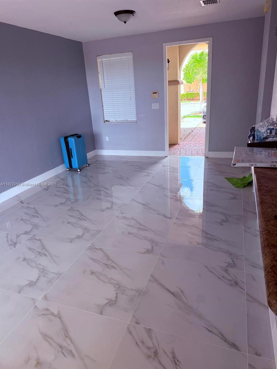 BAYWINDS OF GALAPAGOS - Residential