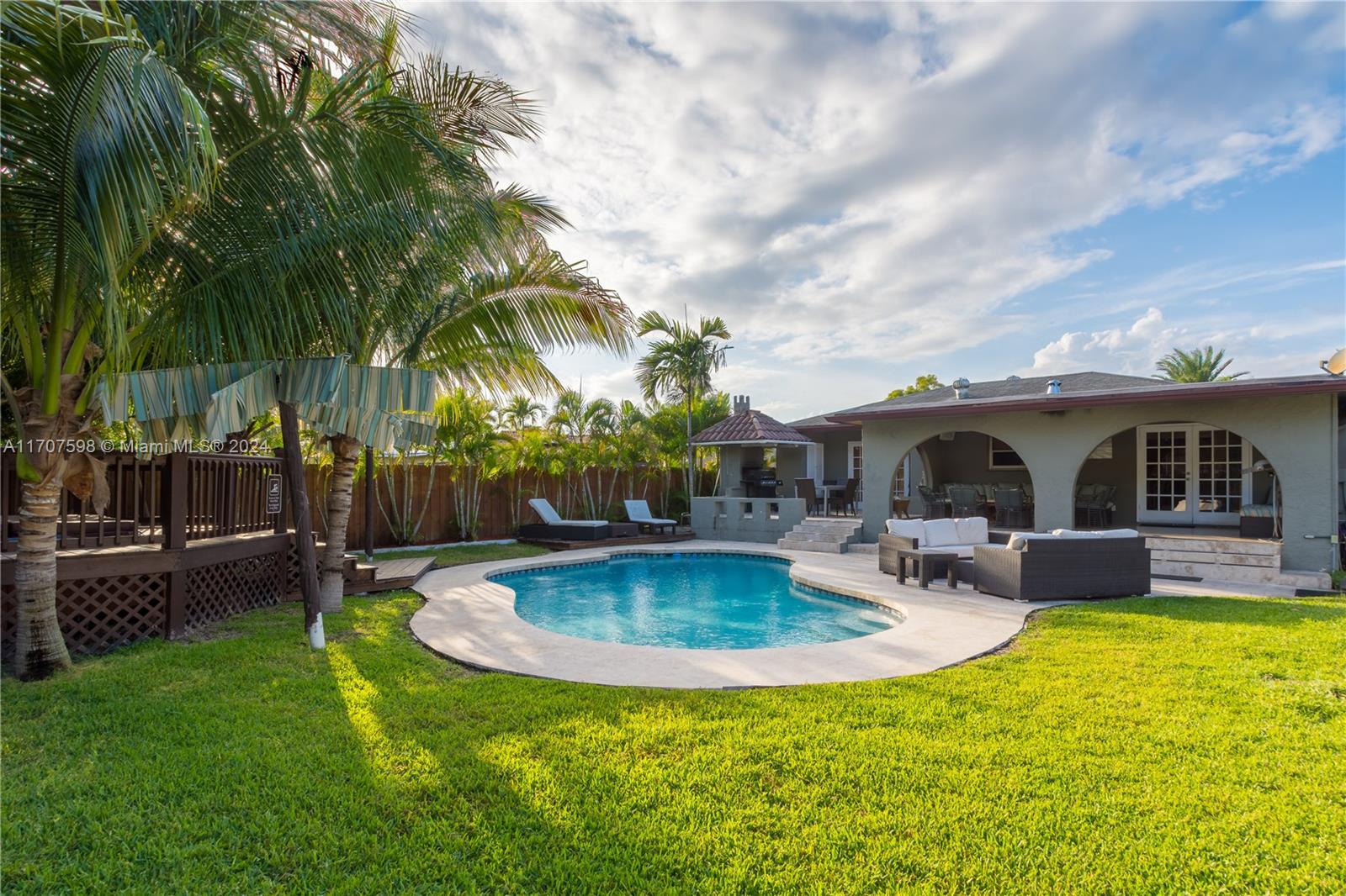 HOLLYWOOD LITTLE RANCHES - Residential