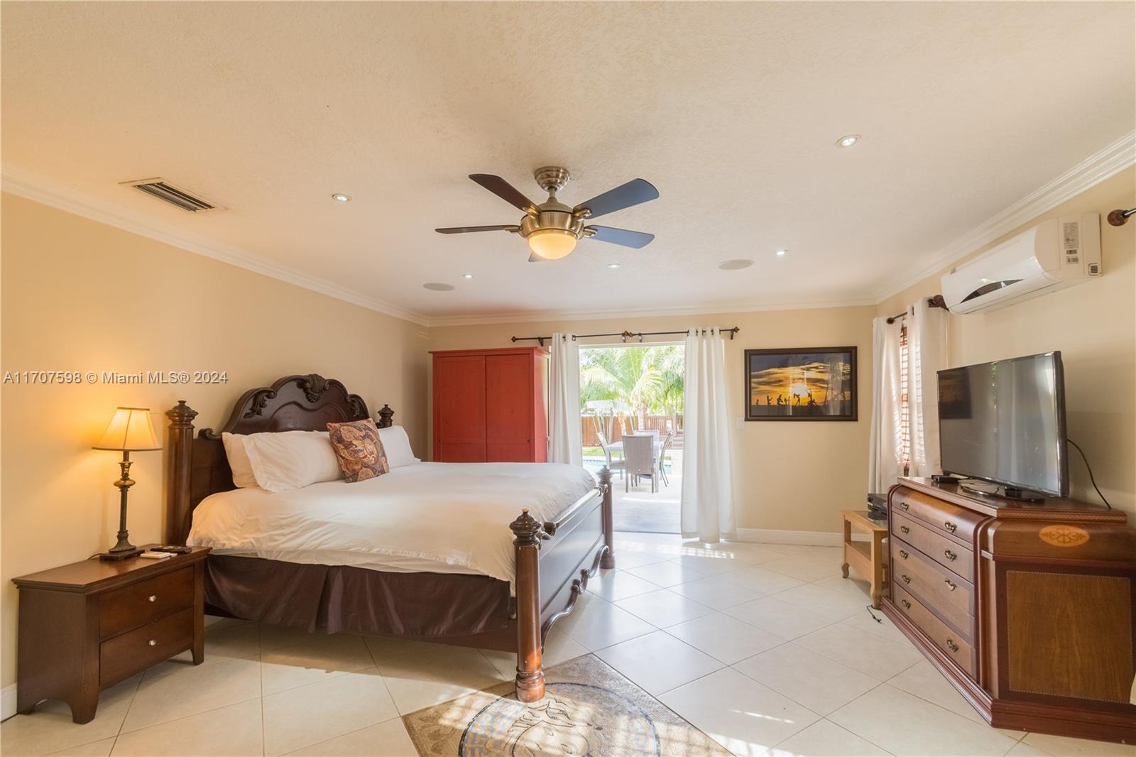 HOLLYWOOD LITTLE RANCHES - Residential