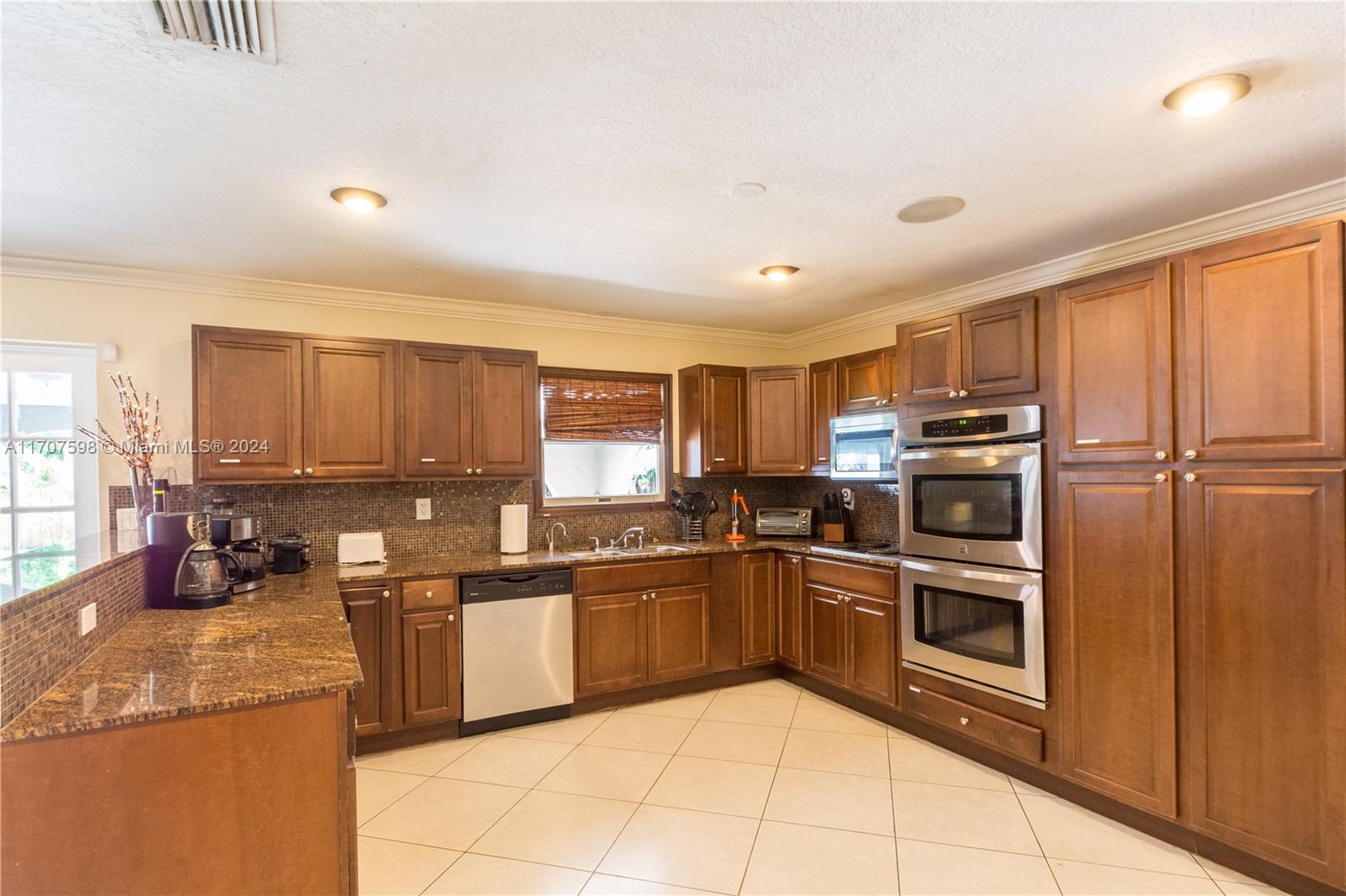 HOLLYWOOD LITTLE RANCHES - Residential