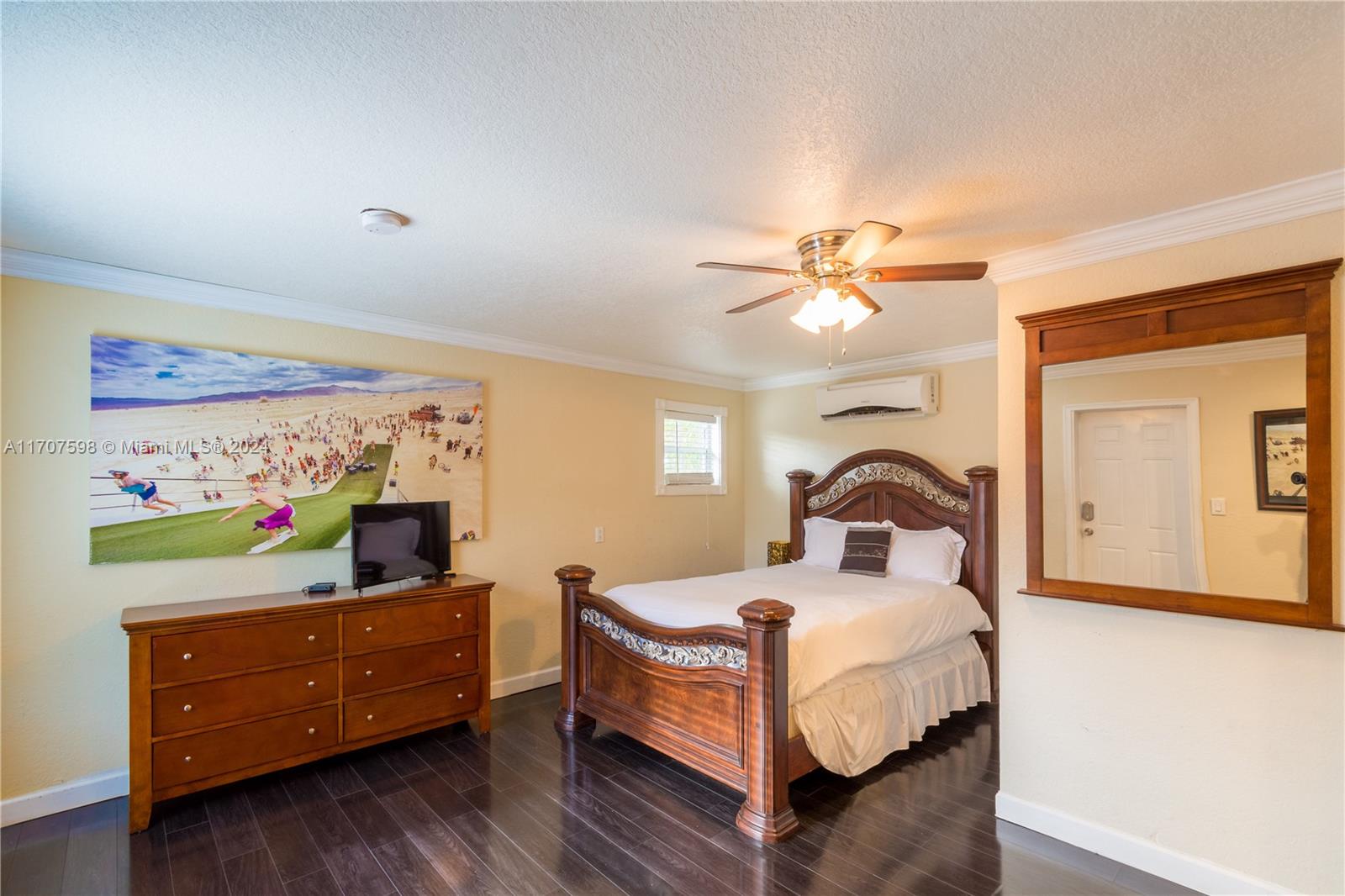 HOLLYWOOD LITTLE RANCHES - Residential