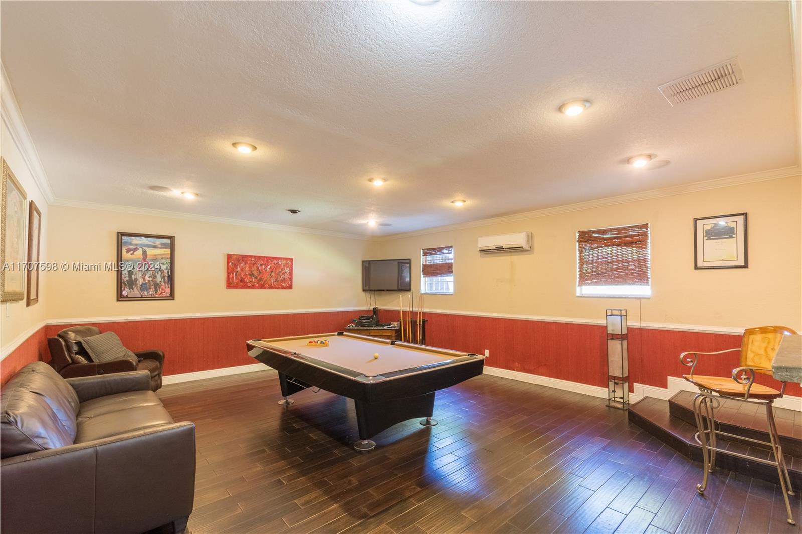 HOLLYWOOD LITTLE RANCHES - Residential
