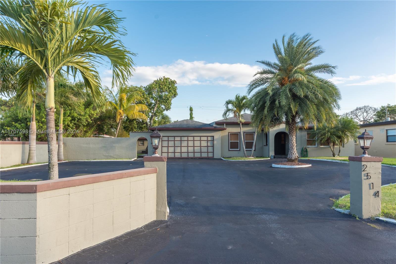 HOLLYWOOD LITTLE RANCHES - Residential