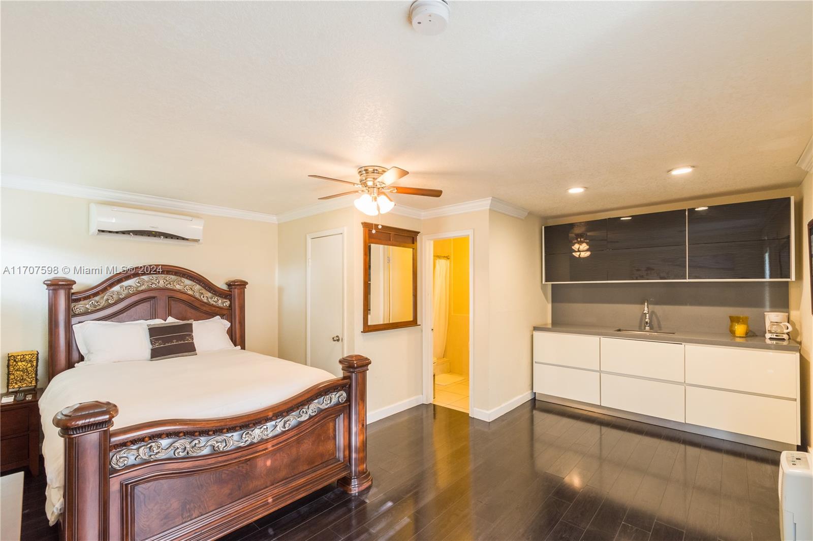 HOLLYWOOD LITTLE RANCHES - Residential