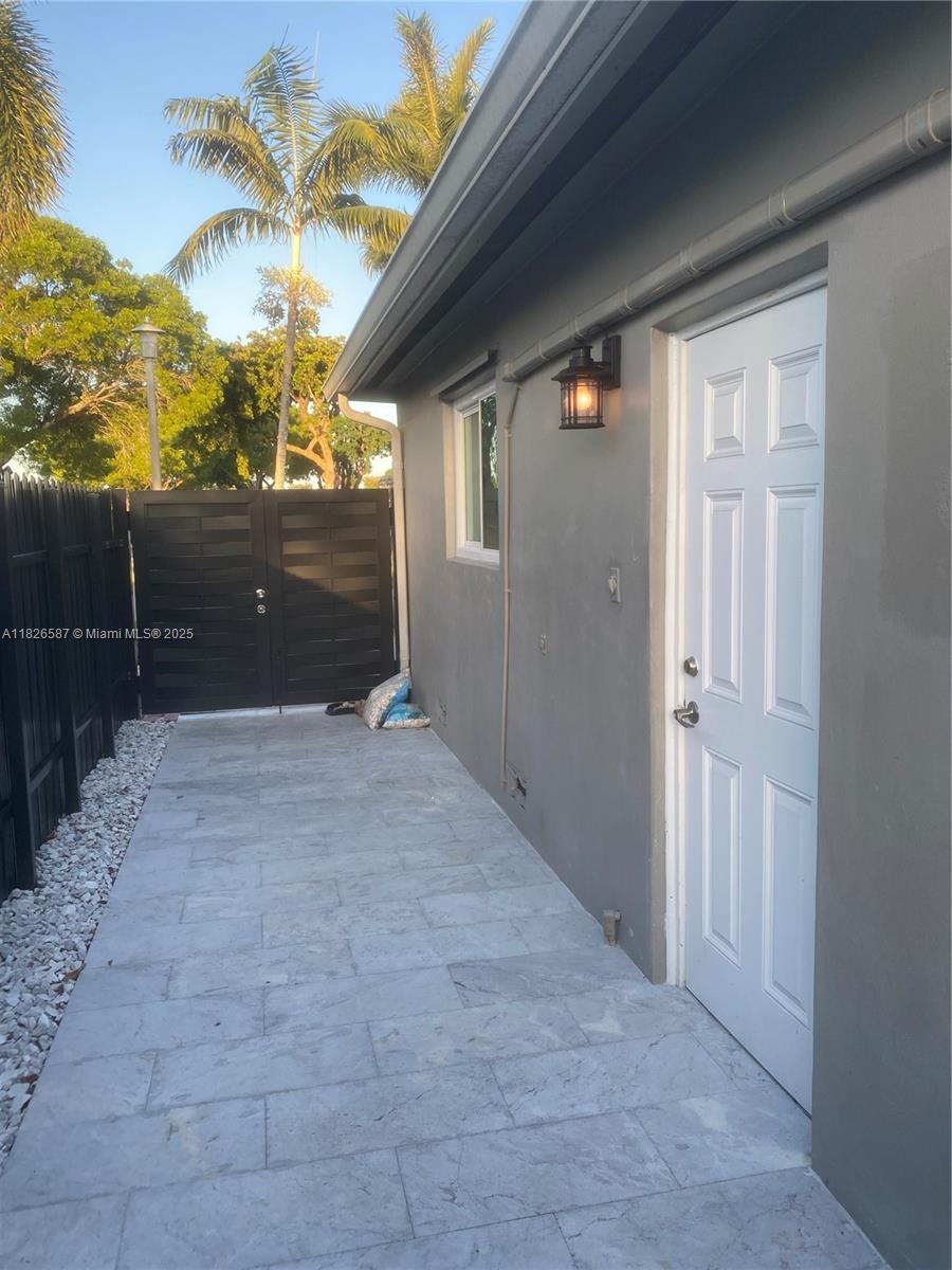 PEMBROKE PINES, LOCATION!! BEAUTIFUL REMODELED EFFICIENCY WITH PRIVATE KITCHEN AREA WITH REFRIGERATOR, SEPARATE LARGE BEDROOM AND BATHROOM, PRIVATE ENTRANCE, FENCE AND PARKING. LOCATED NEAR MEMORIAL HOSPITAL, PEMBROKE LAKES MALL, CB SMITH PARK, SHOPPINGS, SUPERMARKET AND MORE. WATER, ELECTRICITY AND INTERNET INCLUDED ON RENTAL PRICE. WASHER & DRYER IN THE UNIT. DOES NOT NEED ASSOCIATION APPROVAL. (1 SINGLE PERSON ONLY) NO PETS OR SMOKING. SHOWING ONLY WITH APPOINTMENT.