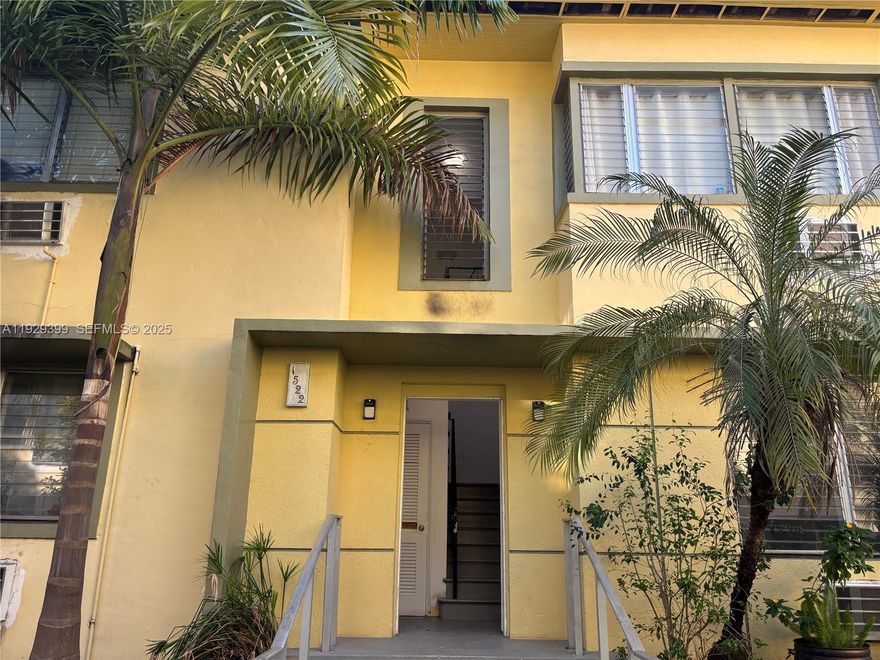 Charming very large Studio with huge closet in an Art Deco building in the heart of Miami Beach. This
bright unit features high ceilings, arched entryways, new floors and a renovated kitchen and bath. Enjoy a
spacious layout with large windows . can be converted into 1 bedroom. Just minutes to the beach, Lincoln Road, Flamingo Park.
