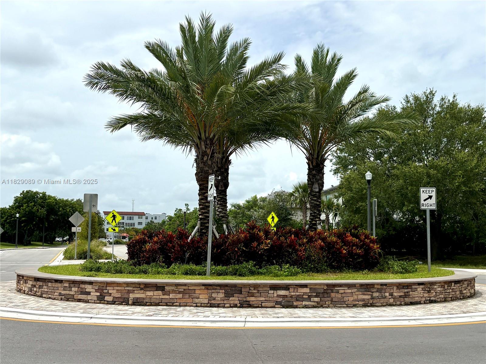 SOMERSET AT LAUDERDALE LA - Residential