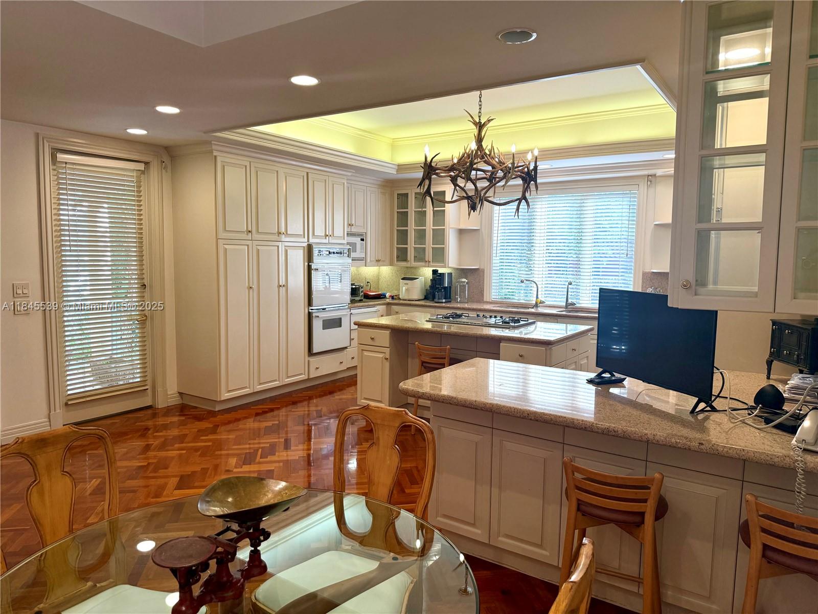 BAYSHORE VILLAS - Residential