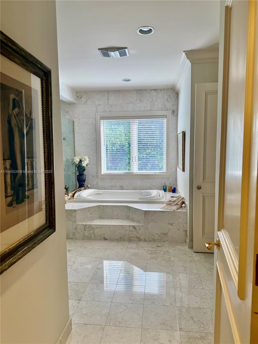 BAYSHORE VILLAS - Residential