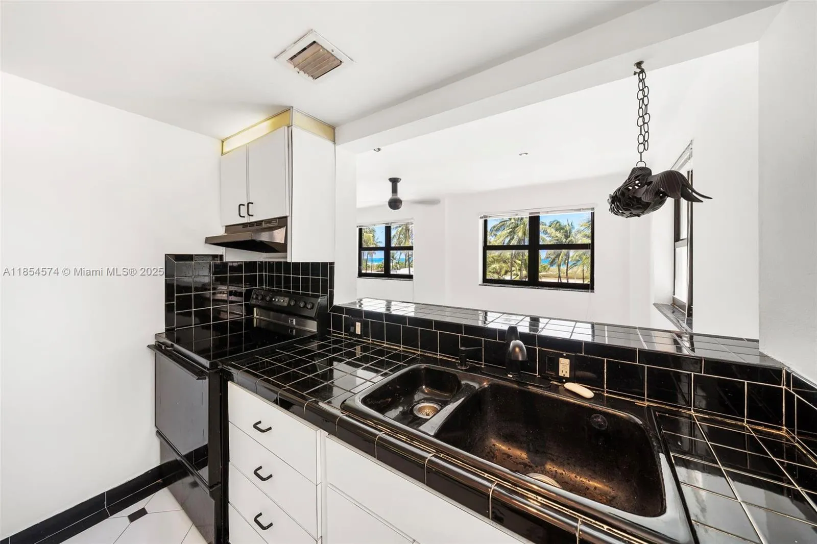 Miami Beach, Florida 33139, United States, 1 Bedroom Bedrooms, ,1 BathroomBathrooms,Residential,Pending,187307