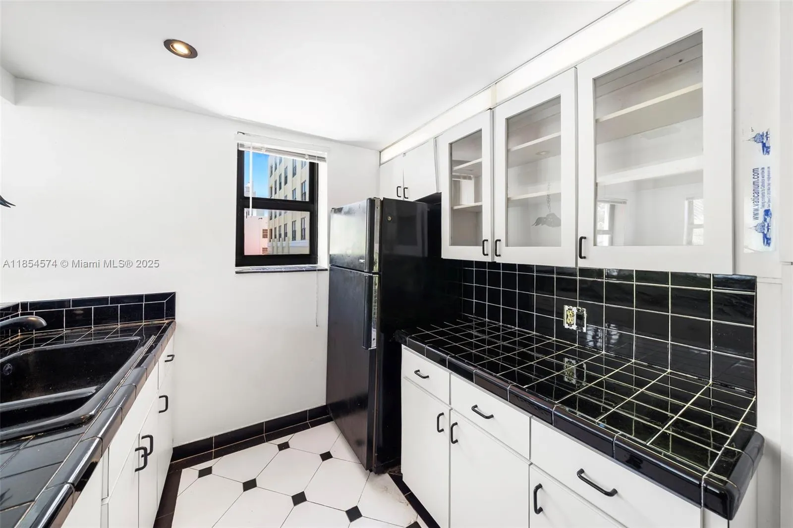 Miami Beach, Florida 33139, United States, 1 Bedroom Bedrooms, ,1 BathroomBathrooms,Residential,Pending,187307