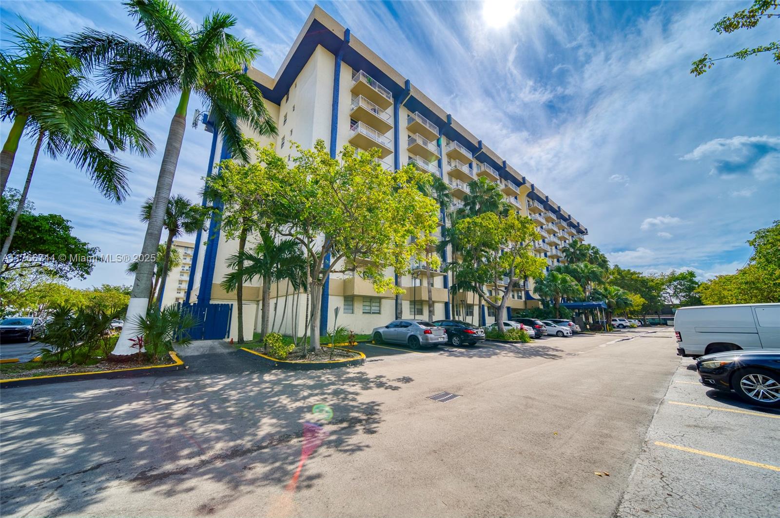 YOLANDA VILLAS CONDO - Residential