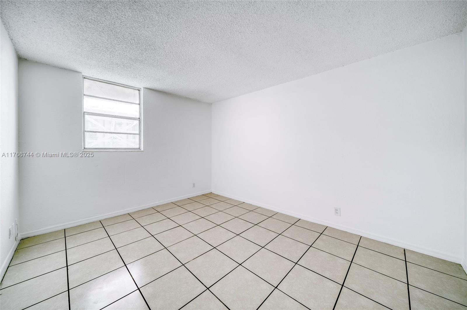 YOLANDA VILLAS CONDO - Residential