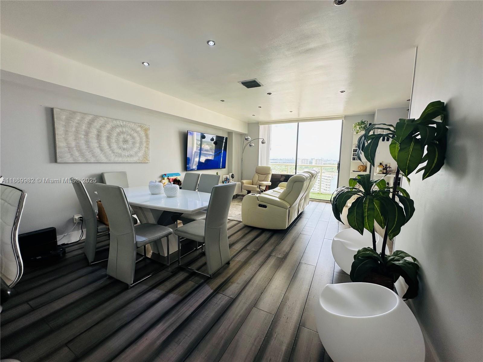 ****BEAUTIFUL PENTHOUSE IN 17H FLOOR,***** HUGE SIZE CORNER UNIT! With a spectacular view. Featuring open kitchen and stainless steal appliances, walk-in closet, dress-room and combine shower and tub, bidet in the master bath, Water view. Amenities include pool, 24 hour security, laundry facilities on each floor. Cover Garage parking for guest and residents.