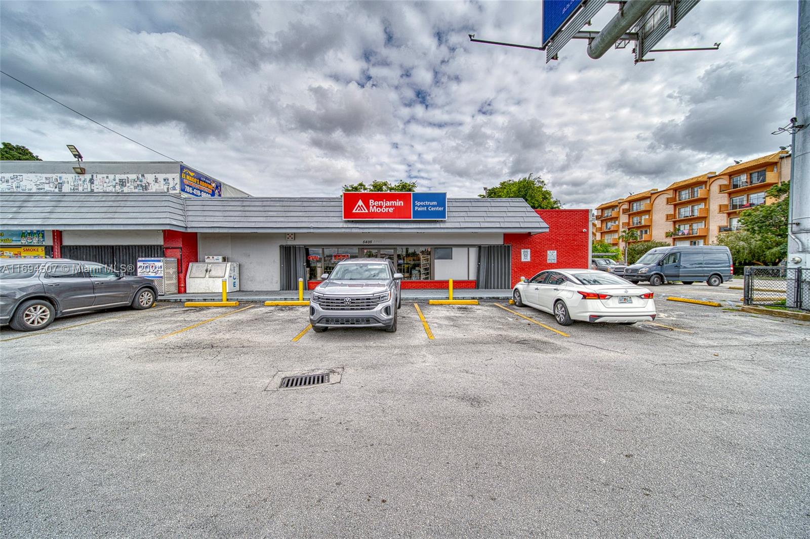 Excellent opportunity to rent a large 2,620 square foot space, currently it is a Benjamin Moore but you want it to operate as a medical space or adult care. This space offers an ideal location for professionals in the health sector, ideal for adapting to your needs. It is located in a high-traffic area, close to hospitals, clinics, health centers, and residential centers. The area is well-connected with public transportation and has quick access to important communication routes.