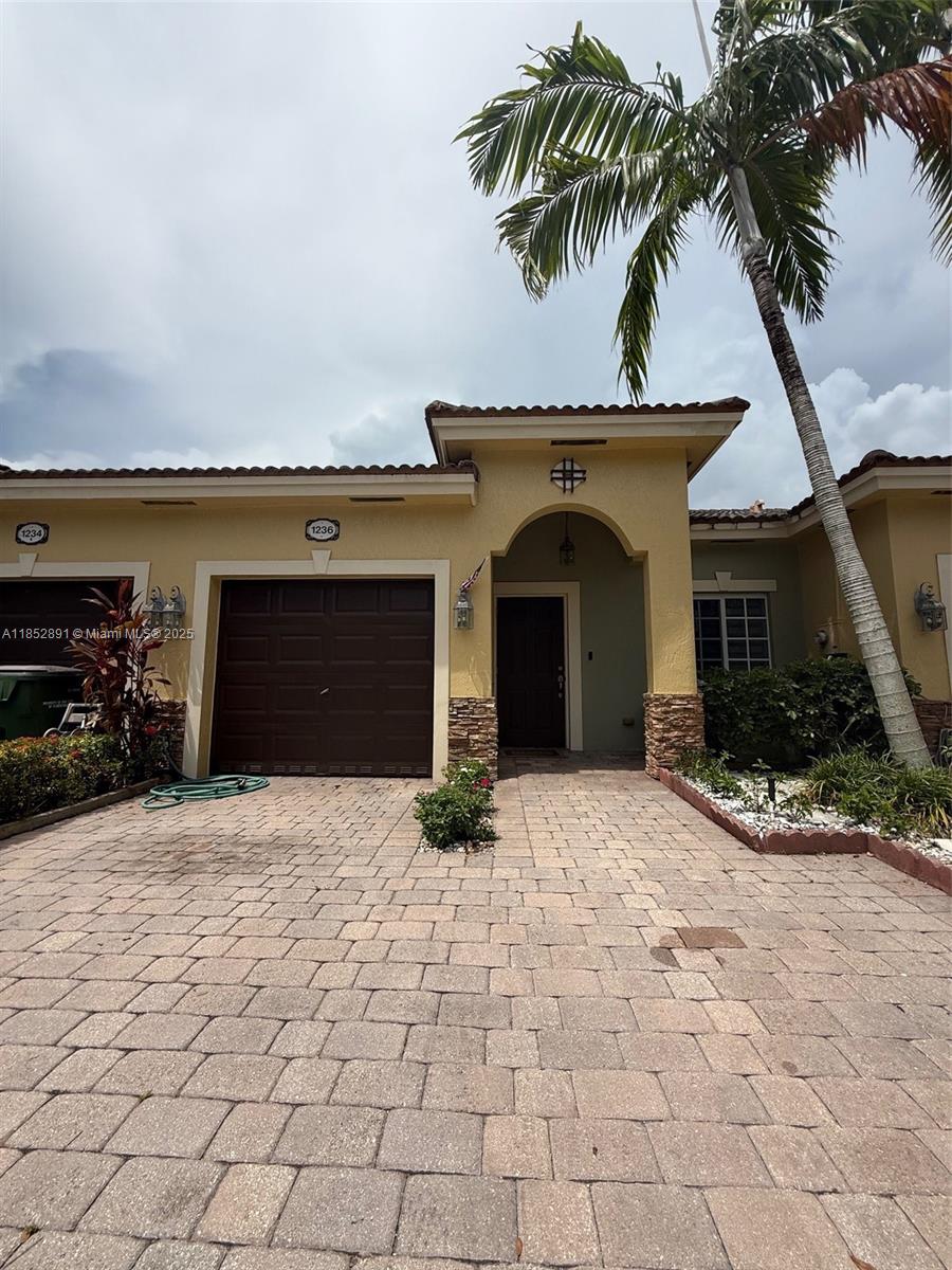 READY TO CLOSE, 2/2 VILLA IN A VERY CENTRAL AREA, ONE CAR GARAGE, VERY GOOD CONDITIONS. EASY TO SHOW